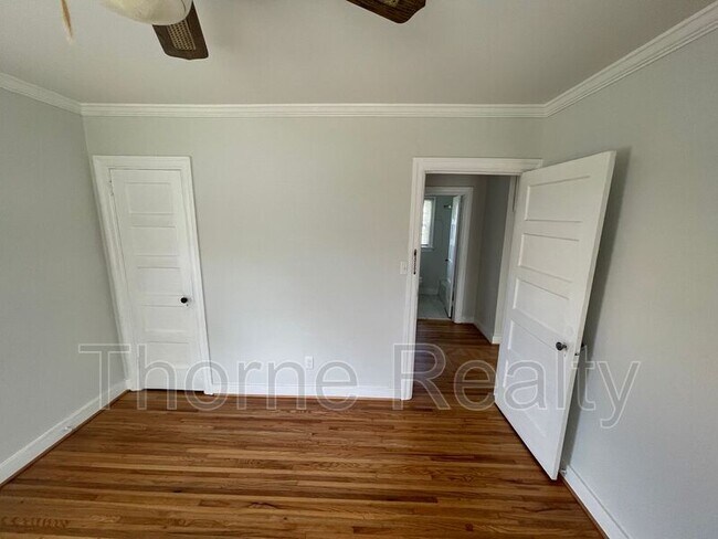 Building Photo - 2233 Oak Dr