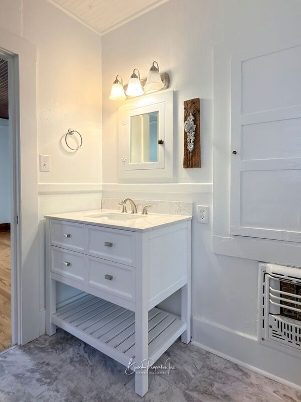 Building Photo - 1613 E Blount St