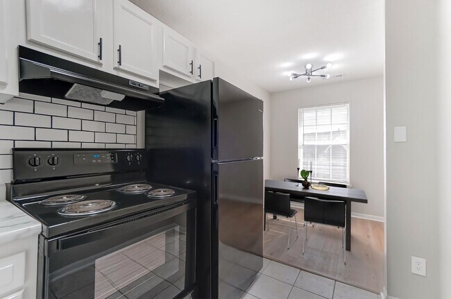 Building Photo - Renovated 2 Bedroom with Washer + Dryer Av...