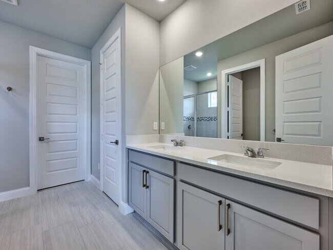 Building Photo - 8960 Dahlia Cir