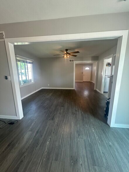 Building Photo - 299 Robinhood Ln