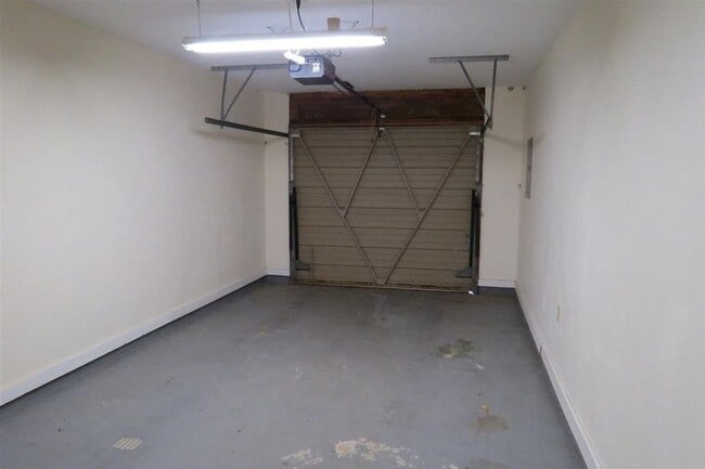 Building Photo - Awesome Townhouse with a Garage!