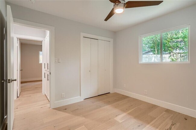 Building Photo - 6204 Shadow Valley Dr