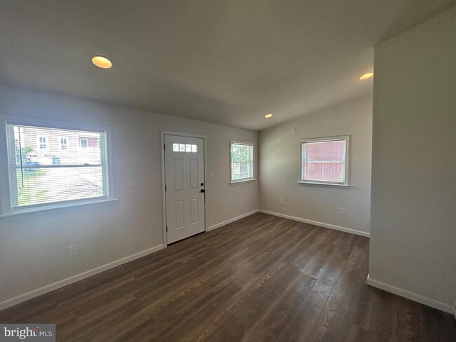 Building Photo - 127 Haws Ave