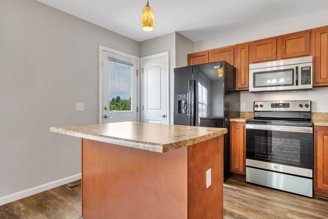 Building Photo - Beautiful 3b/3b Townhome!