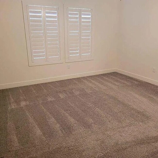 Building Photo - End Unit 3 Bedroom Townhome