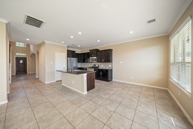 Building Photo - 667 Oak Cir Dr E