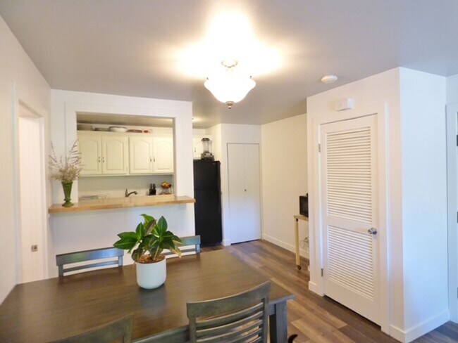 Building Photo - Downtown Living | 1 Bed • 1 Bath Ground-Level Condo | Available August 1!