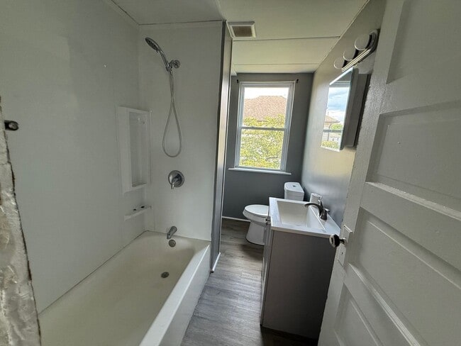 Building Photo - 3 bedroom home in College Hill