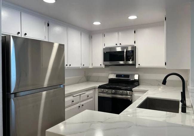 Building Photo - Lovely 2 Bed/2 Bath with Hardwood Floors, Central Air Conditioning, Stainless Steel Appliances, L...