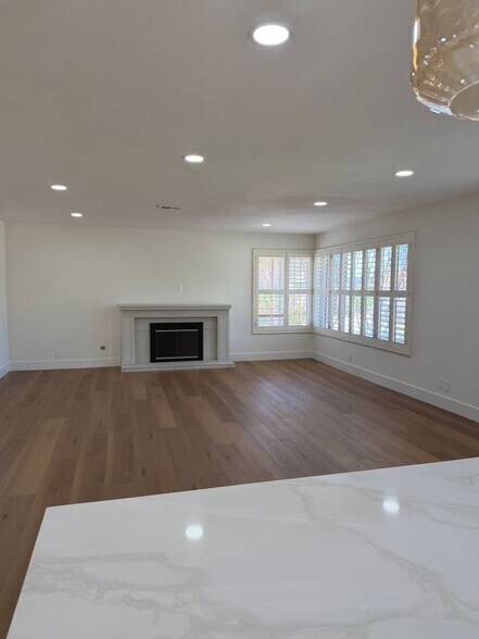 Building Photo - 251 Asta Ct