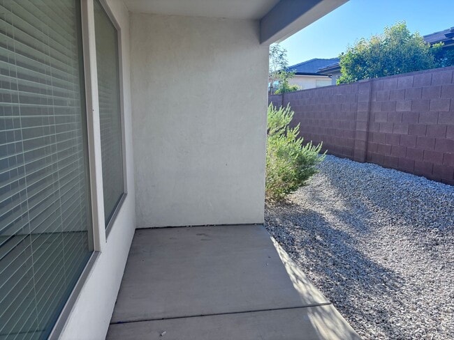 Building Photo - 3 bed | 2.5 bath single story with office
