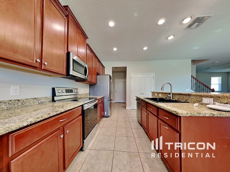 Building Photo - 10636 Laguna Plains Dr