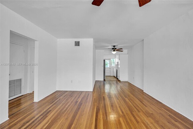 Building Photo - 800 W 42 St