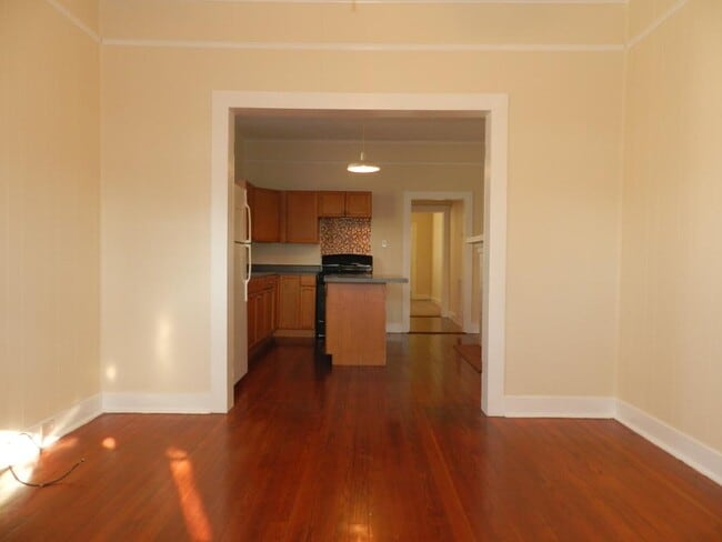 Building Photo - 329 N Bernadotte St