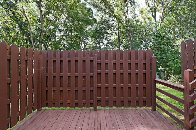 Building Photo - Move-in Ready One Level Home Walkable to C...