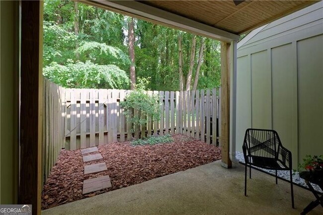 Building Photo - 2179 Surrey Ct
