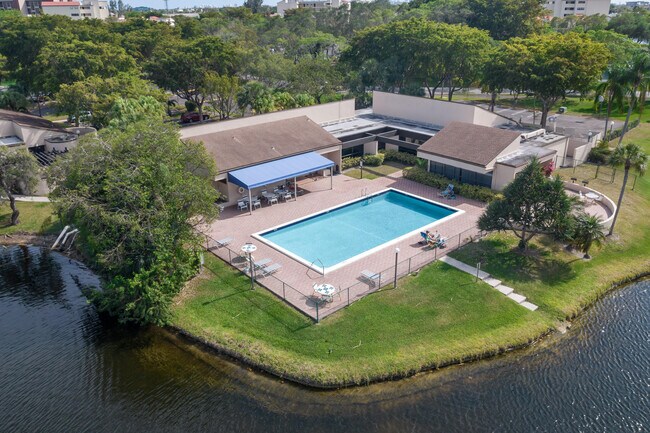 Building Photo - 2200 S Cypress Bend Dr