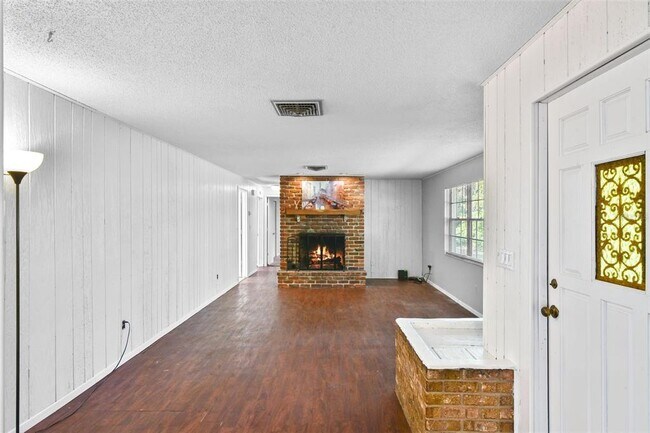 Building Photo - 1819 Pinedale Rd