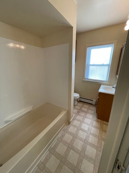 1st floor bathroom - 1299 Harpst St