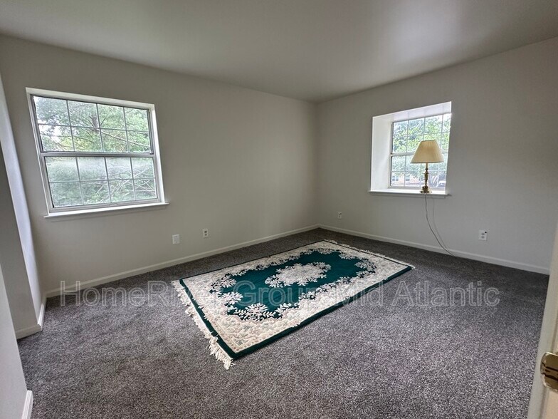 Building Photo - 5810 Cove Landing Rd