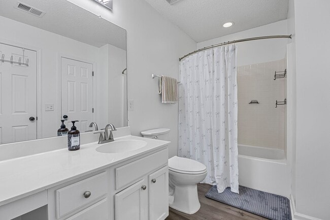 Building Photo - Ranch Style Home in Hunt Club For Rent!