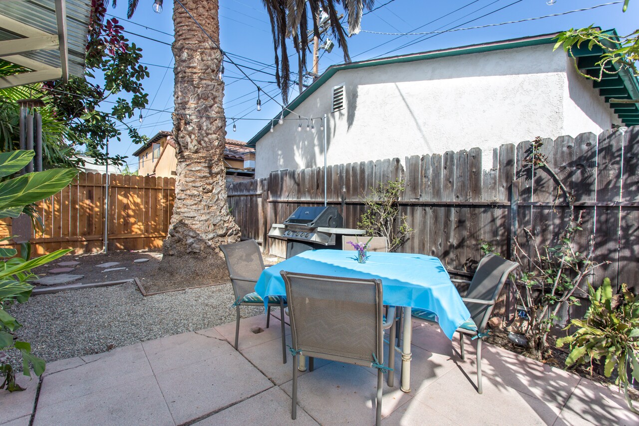 Building Photo - 2135 S Cloverdale Ave