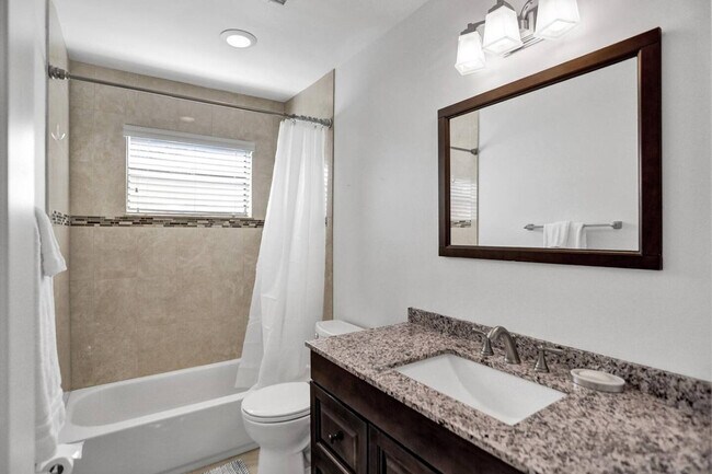 Building Photo - 2600 NE 52nd Ct