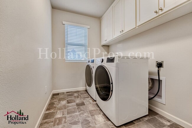 Building Photo - Beautiful Corner-Lot Home in South Hillsboro