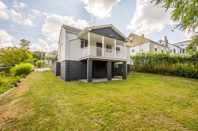 Building Photo - MOVE IN TODAY! DON'T MISS THIS NEWLY RENOV...