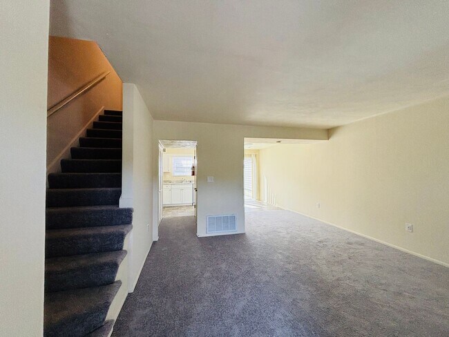 Building Photo - 2 Bedroom, 1.5 Bath Townhouse
