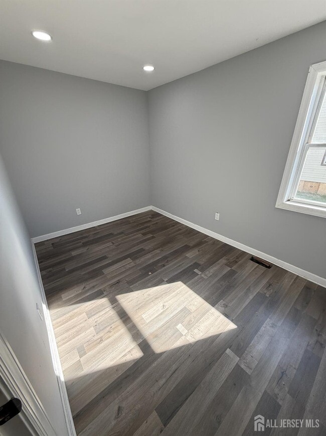 Building Photo - 280 William St