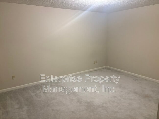 Building Photo - 6894 Hedgewood Ln