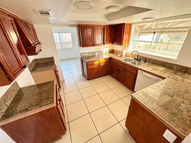 Building Photo - Beautiful cul-de-sac Home