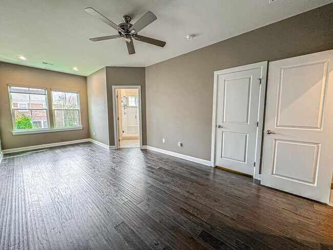 Building Photo - Stunning 3 Bed 3.5 Bath Townhome With Atta...