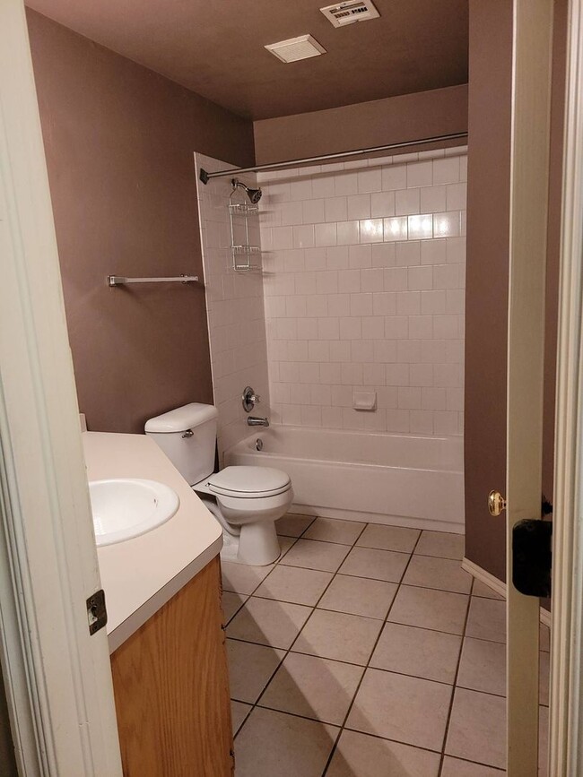 Building Photo - Very Nice 3 Bedroom 2 Bath Home in Mustang Schools