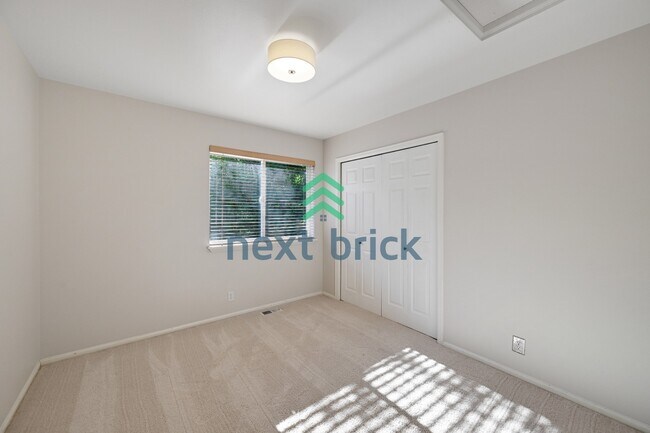 Building Photo - Quiet and Spacious 5-Bedroom Haven w/ 2.5 Baths – 2420 Sq Ft of Comfort Awaits!