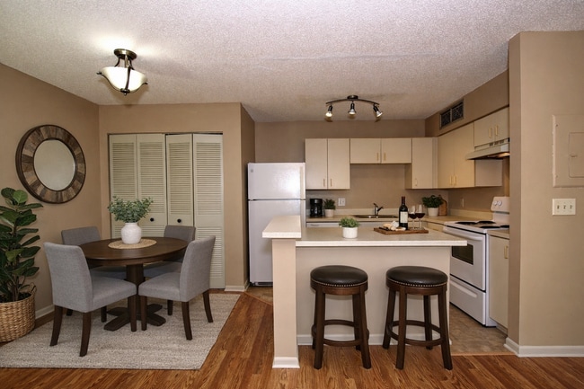 Building Photo - Nice 1 bed/ 1 bath second-floor condo at Lakewood Park Condominium