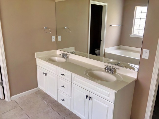 Building Photo - 2907 Blossom Park Drive Southeast