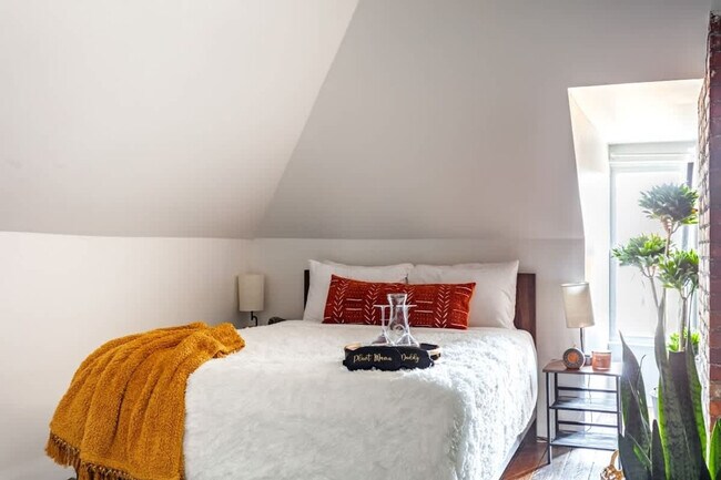 Building Photo - 575 1/2 City Park Avenue-SI ID1265608P