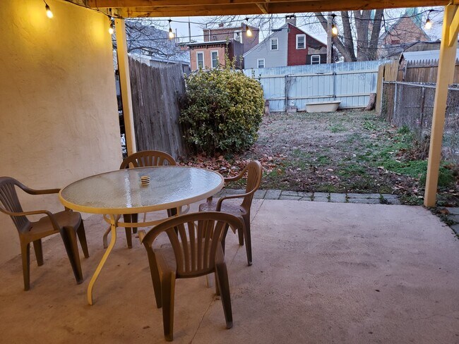 Patio / yard w lighting - 1615 E Eyre St