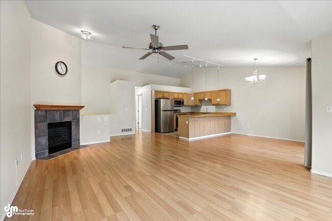 Building Photo - Charming 2BD/2BA Condo!