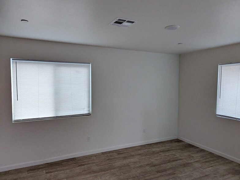 Building Photo - 324 Sycamore Dr