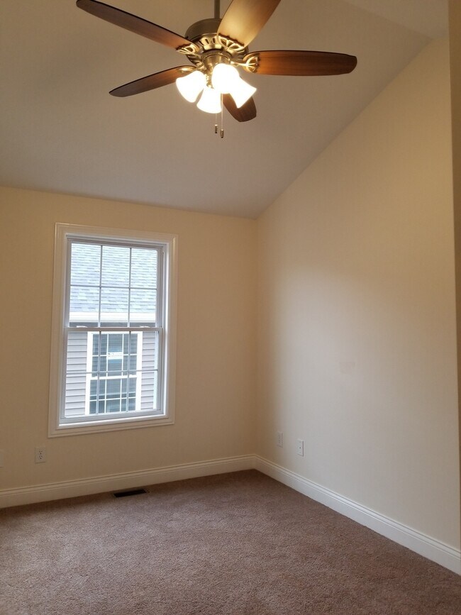 Building Photo - Beautiful and Modern 3 Bed 2.5 bath Home!
