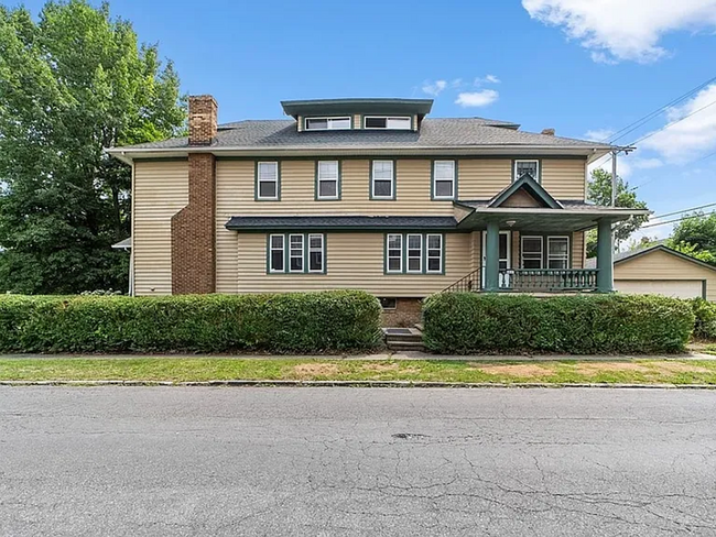 Primary Photo - 5-Bedroom Single-Family Home with Modern F...