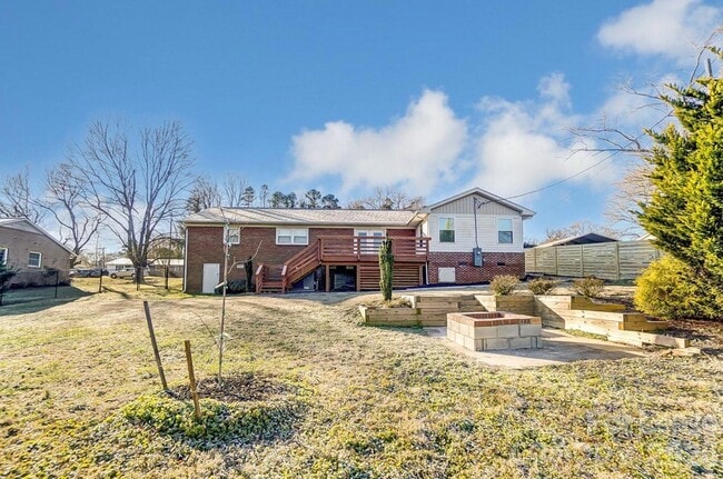 Building Photo - 10 Spruce Pine Dr