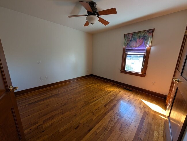 Building Photo - 4 Bedroom 2 Bathroom House - Middlebury