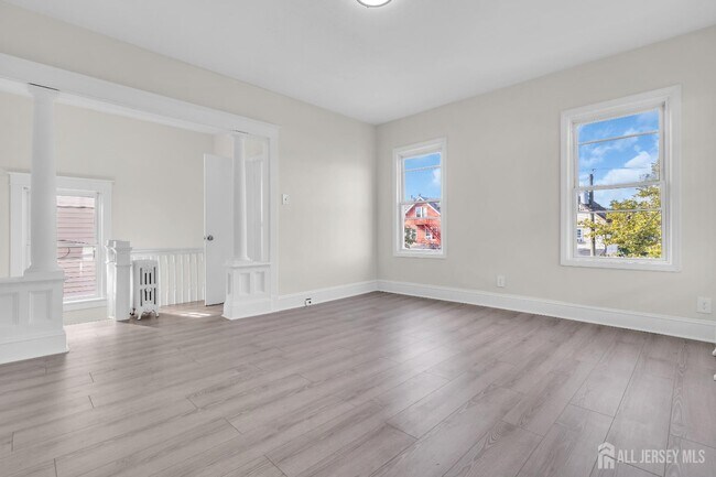 Building Photo - 375 Delavan St