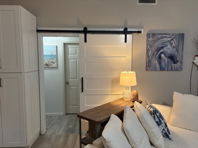 Building Photo - 11097 Barbizon Cir E