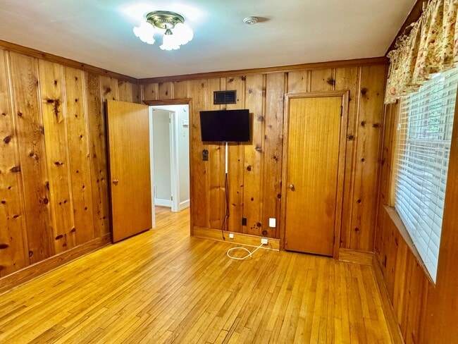 Building Photo - Charming 3 Bedroom / 1 Bath Home with Orig...